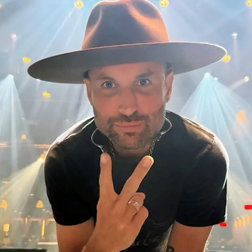 Photo de l’auteur-compositeur et interprête, Carl Cadorette